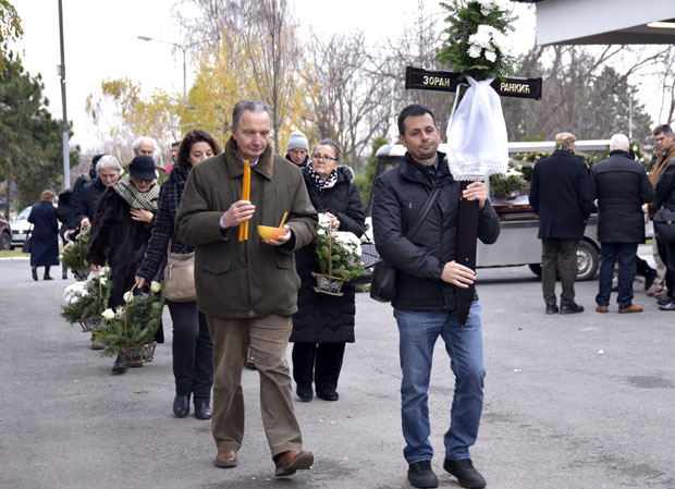Сахрана вољеног Попаре: Колеге и пријатељи одају почаст преминулом глумцу (ФОТО)